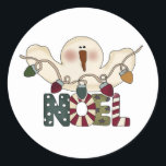 Snowman Weihnachten Country Christmas Runder Aufkleber<br><div class="desc">Ein Schneemann mit einer Reihe von farbenfrohen Urlaubsleuchten und farbenfrohen Texten,  die "WEIHNACHTEN" auf den Urlaubskarten,  die Sie anpassen können,  lesen.</div>