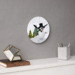 Snowman White Christmas Home Decor  Runde Wanduhr<br><div class="desc">This winter holiday-designed round wall clock features a darling snowman design. This design features a layered design with snowmen,  pine trees,  and a border of embossed snowflakes.  If you like snowmen then you will love this wall clock.</div>