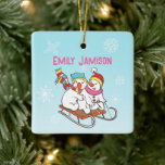 Snowman Wintersportname und Wunschpartnerin Kerami Keramikornament<br><div class="desc">Verspielte Schneemänner,  die auf der Vorderseite Schlitten und Skaten auf der Rückseite. Niedliches Geschenk für Skater,  Schlitten,  Skifahrer,  Hockeyspieler auf Ihrer Liste. Fügen Sie ihren Namen auf die Vorderseite und schreiben Sie einen Wunsch auf die Rückseite. Leicht nachvollziehbar!</div>