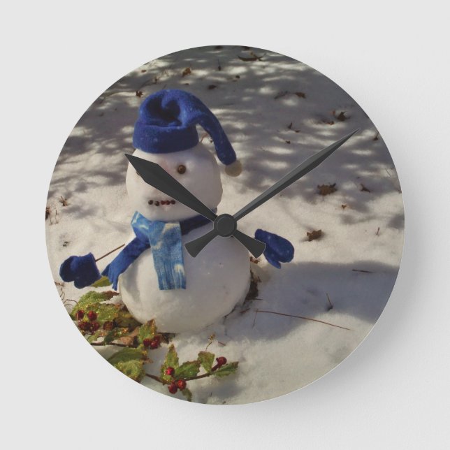 Snowman withBlue Hat and Scarf Runde Wanduhr (Vorderseite)