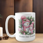 Snowman World's Best Oma Pink Green Christmas Kaffeetasse<br><div class="desc">Die Oma in dieser Urlaubssaison mit dem Charme dieser weltbesten Oma-Snowman-Tasse. Mit einer Schneefrau und einem Schneekind in passenden rosa Strick-Hüten und Schals, umgeben von festlicher Vegetation und rosafarbenen Ornamenten, bringt diese Tasse Wärme und Freude zu jedem Schluck. Ideal für den Morgenkaffee, Tee oder heißen Kakao, ist es ein nachdenkliches...</div>
