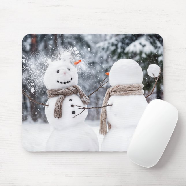 Snowmen Having a Snowball Fight Mousepad (Mit Mouse)