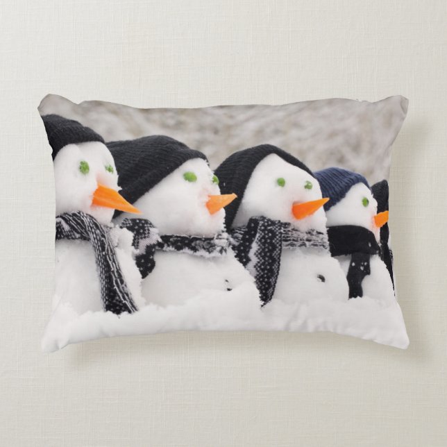 Snowmen nah oben in einer Reihe Dekokissen (Vorderseite)