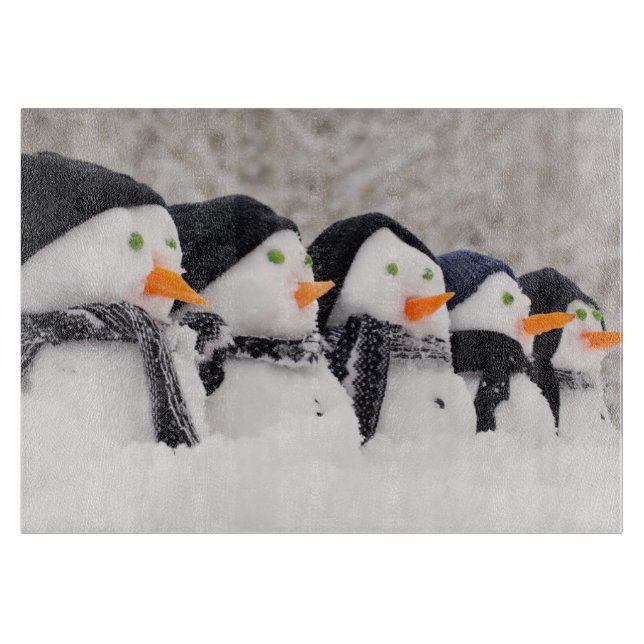 Snowmen nah oben in einer Reihe Schneidebrett (Vorderseite)