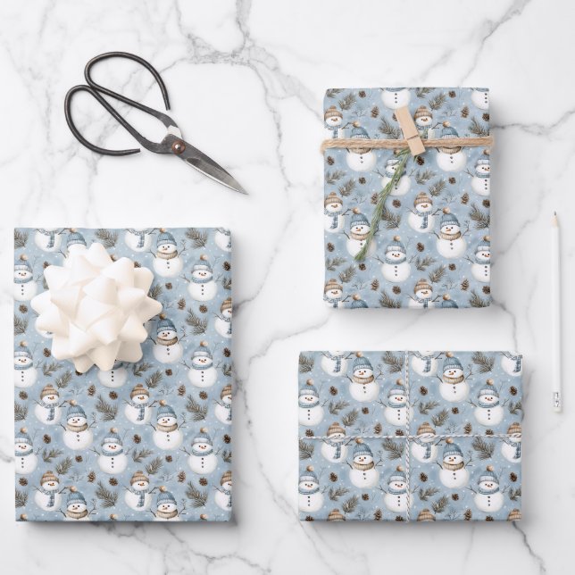 Snowmen & Pinecones auf Snowy Blue Geschenkpapier Set (Vorderseite)
