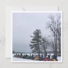 Snowmobilegruppe auf Kiefern-Michigansee Feiertagskarte