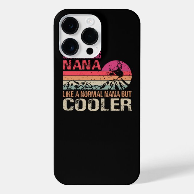 Snowmobiling Nana wie eine normale Nana, aber Cool iPhone 14 Pro Max Hülle (Rückseite)