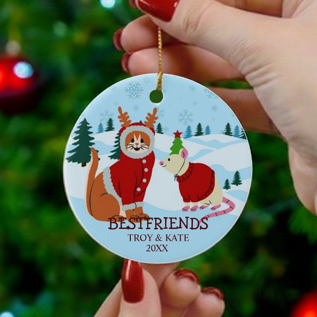 Snowy Christmas Friends – Cat and Rat Holiday  Keramik Ornament (Von Creator hochgeladen)