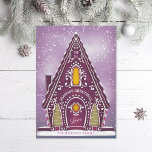 Snowy Gingerbread House Lila Non-Foto Feiertagskarte<br><div class="desc">Original Illustration eines schneebedeckten Brothauses mit Keksbäumen und königlichen Eisdetails. Editable Begrüßung; fügen Sie Ihre eigene Nachricht oder Ihr Foto auf die Rückseite.</div>
