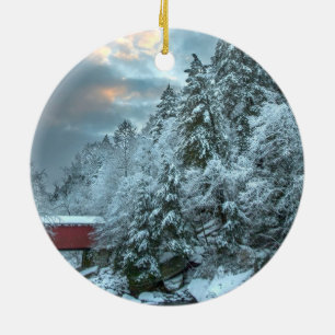 Snowy-Kiefern über einer runden Verzierung der Keramikornament