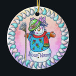 Snowy Lady Snowman Keramik Ornament<br><div class="desc">Snowy Lady Snowman Ornament von ArtMuvz Illustration,  passend zum Schneemannkleid,  T - Shirt,  Oma Geschenken. Weihnachts-T - Shirt,  Weihnachtsgeschenke und Winterkleidung. Fügen Sie Ihren Namen hinzu oder fügen Sie stattdessen Text hinzu. Passen Sie dieses Schneemann-Ornament an,  um es für Sie einzigartig zu machen oder als personalisiertes Geschenk zu geben</div>