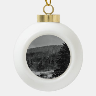 Snowy-Landschaft in Schwarzweiss Keramik Kugel-Ornament