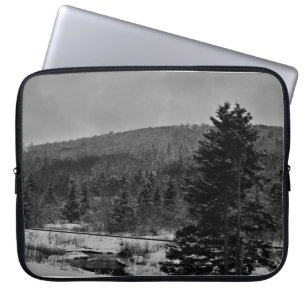 Snowy-Landschaft in Schwarzweiss Laptopschutzhülle