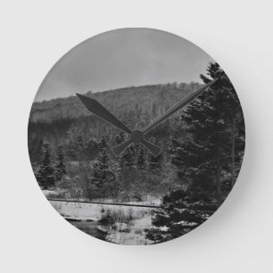 Snowy-Landschaft in Schwarzweiss Runde Wanduhr