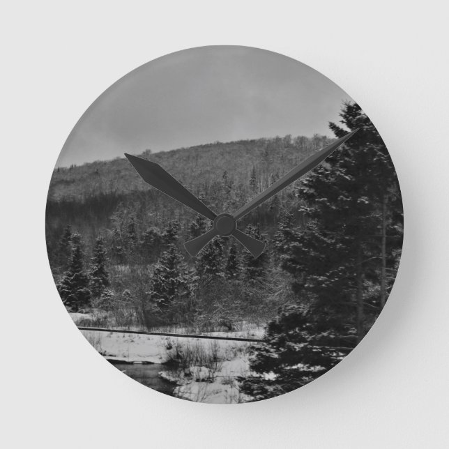 Snowy-Landschaft in Schwarzweiss Runde Wanduhr (Vorderseite)