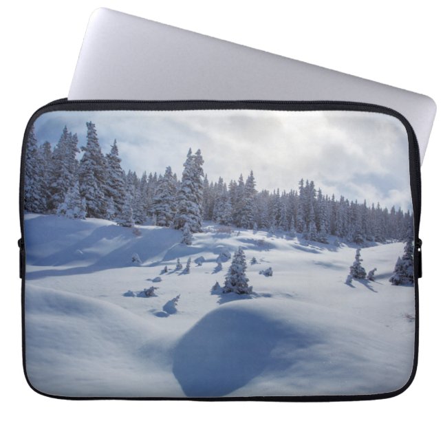 Snowy-Landschaft Laptopschutzhülle (Vorderseite)