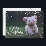 Snowy Merry Woofmas Handletter | FOTO Feiertagskarte<br><div class="desc">Feiern Sie den Urlaub mit dieser schicken Haustierurlaub-Themenkarte. Diese Karte zeigt Ihr Foto mit einem Schneerahmen und Handschrift, die "Merry Woofmas" sagt und auf der Rückseite ein passendes Muster enthält. Sie können die Farbe auf der Rückseite ändern oder ein Foto oder Text auf der Rückseite hinzufügen, indem Sie auf den...</div>