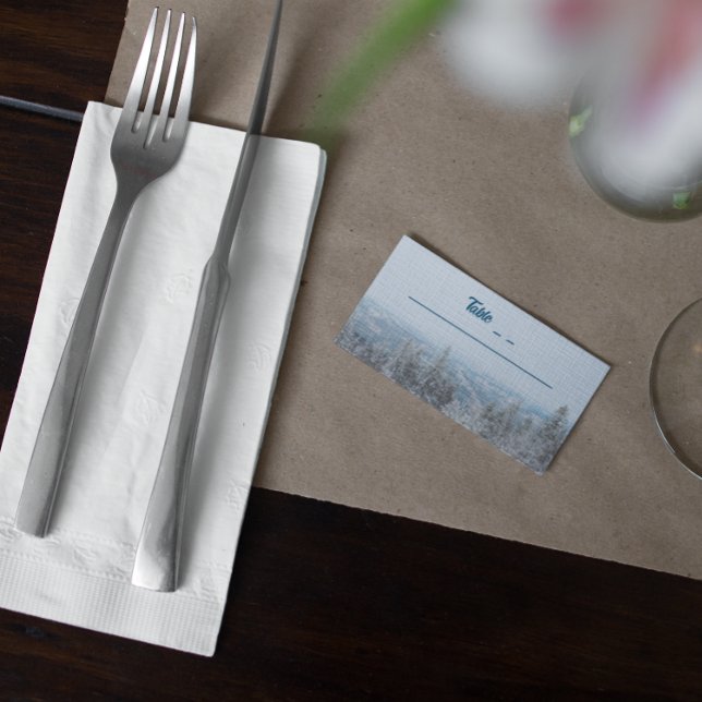 Snowy Mountain Forest Wedding Platzkarte (Von Creator hochgeladen)