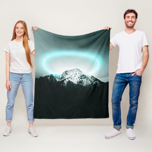 Snowy mountain mysterious blue neon light fleecedecke (Beispiel)