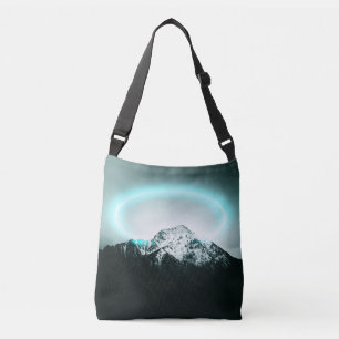 Snowy mountain mysterious blue neon light tragetaschen mit langen trägern