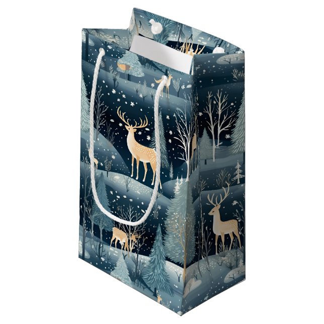 Snowy Night Deer Field Kleine Geschenktüte (Vorderseite Schrägansicht)