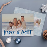 Snowy Peace | Hanukkah-Fotokarte Feiertagskarte<br><div class="desc">Moderne Hanukkah-Fotokarten zeichnen Ihr Lieblingsbild mit einer weißen Schneeflocke entlang der Unterseite aus. "Friede und Licht" erscheint in lapis blau handgeschriebene Pinseltypografie,  mit Ihren Namen und dem Jahr darunter. Passen Sie die Schneeflocke mit drei zusätzlichen Fotos und einer persönlichen Nachricht gemustert an.</div>