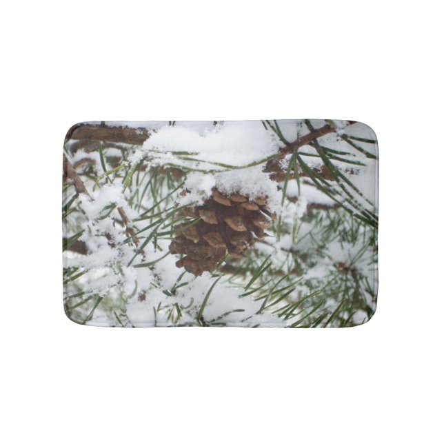 Snowy Pine Cone I Winter Nature Fotografy Badematte (Vorderseite)