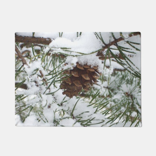Snowy Pine Cone I Winter Nature Fotografy Fußmatte (Vorderseite)