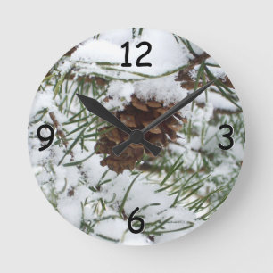 Snowy Pine Cone I Winter Nature Fotografy Runde Wanduhr
