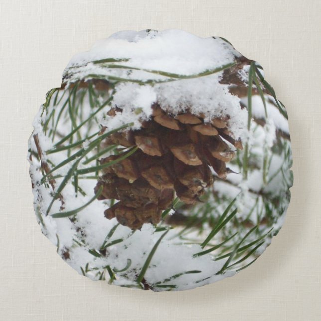 Snowy Pine Cone I Winter Nature Fotografy Rundes Kissen (Vorderseite)