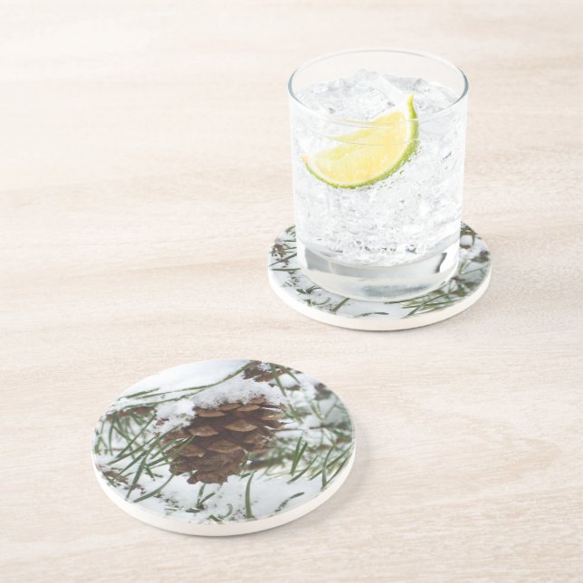 Snowy Pine Cone I Winter Nature Fotografy Sandstein Untersetzer (Seite)