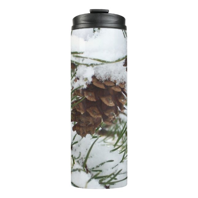 Snowy Pine Cone I Winter Nature Fotografy Thermosbecher (Vorderseite)