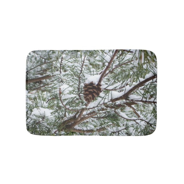 Snowy Pine Cone II Winterlandfotografie Badematte (Vorderseite)