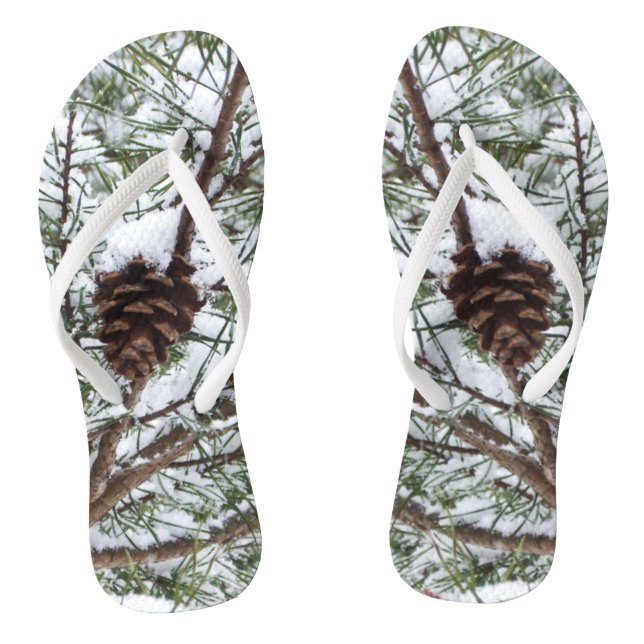 Snowy Pine Cone II Winterlandfotografie Flip Flops (Fußbett)