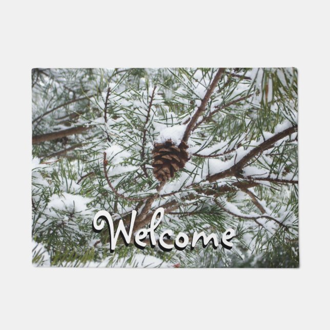 Snowy Pine Cone II Winterlandfotografie Fußmatte (Vorderseite)