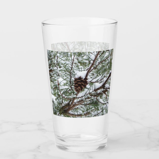 Snowy Pine Cone II Winterlandfotografie Glas (Vorderseite)