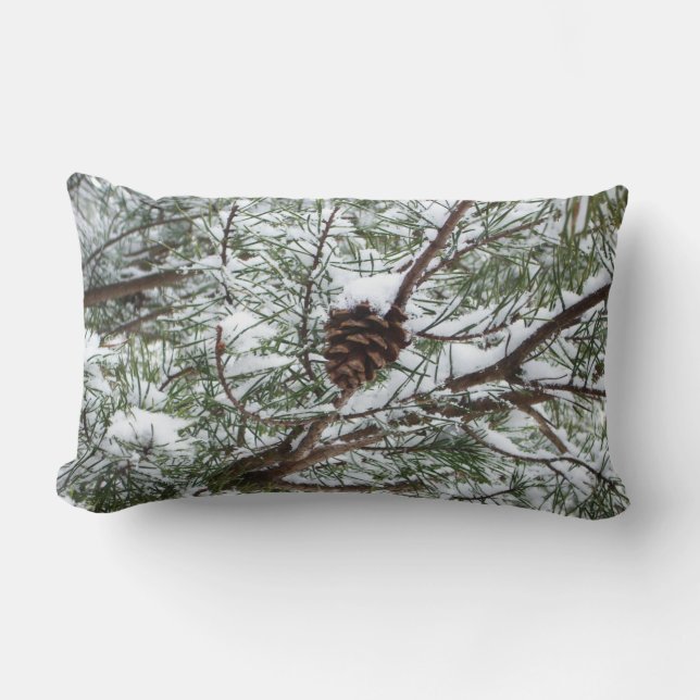 Snowy Pine Cone II Winterlandfotografie Lendenkissen (Vorderseite)