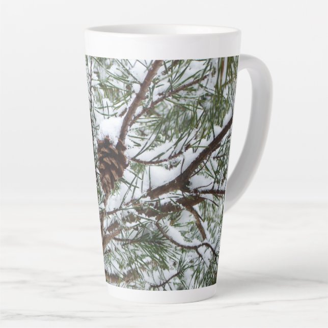 Snowy Pine Cone II Winterlandfotografie Milchtasse (Rechte Ecke)