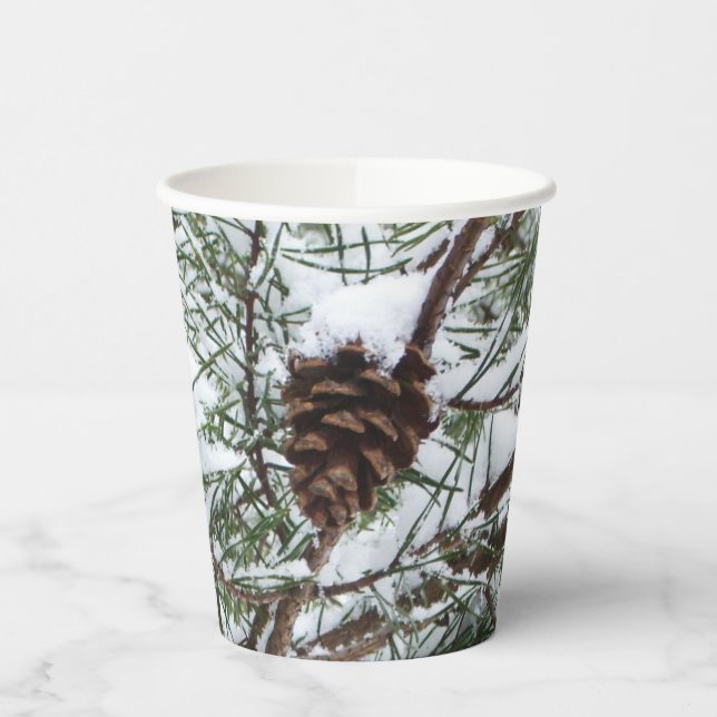 Snowy Pine Cone II Winterlandfotografie Pappbecher (Links)