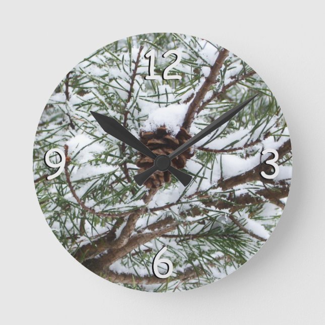 Snowy Pine Cone II Winterlandfotografie Runde Wanduhr (Vorderseite)