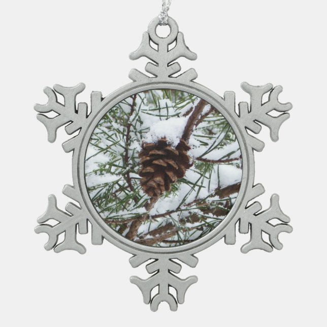 Snowy Pine Cone II Winterlandfotografie Schneeflocken Zinn-Ornament (Vorderseite)