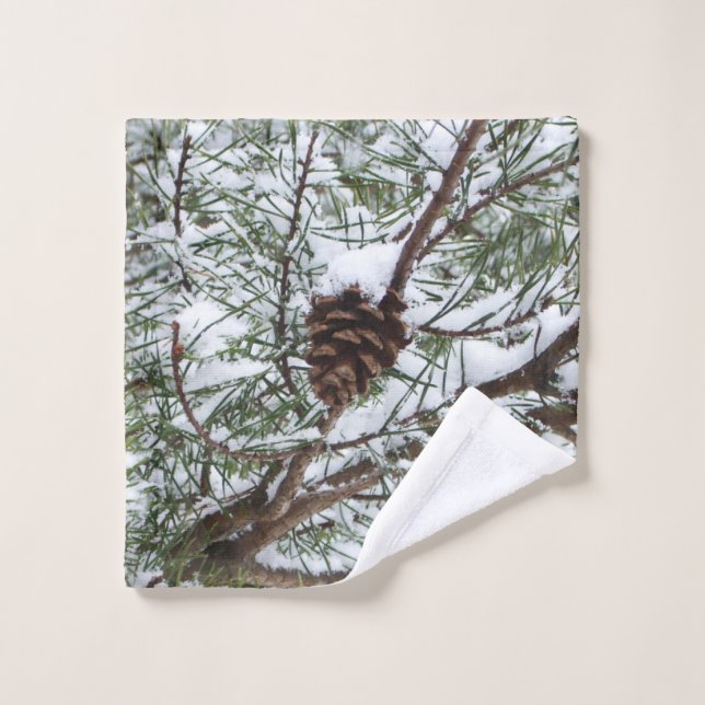 Snowy Pine Cone II Winterlandfotografie Waschlappen (Waschlappen)