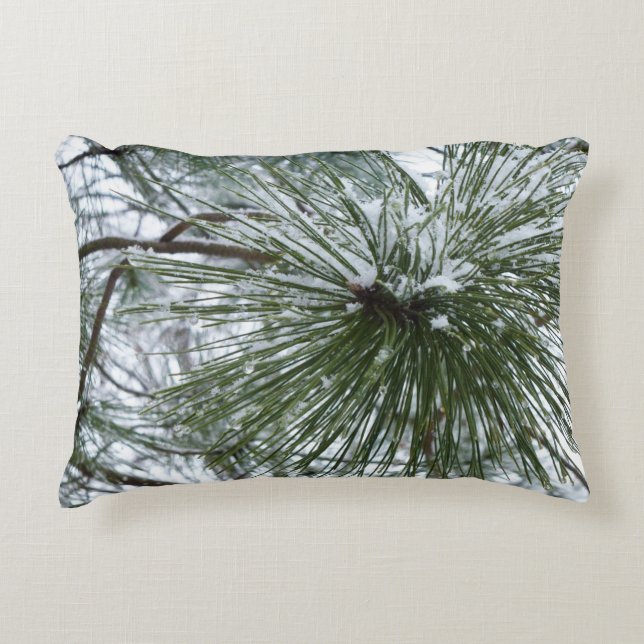 Snowy Pine Needles Winter Nature Fotografy Dekokissen (Vorderseite)
