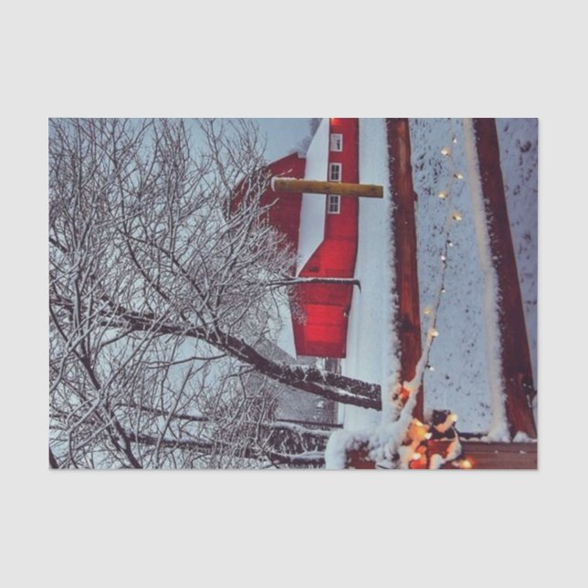 Snowy Red Barn mit Weihnachtslicht auf Zaun Seidenpapier (Vorderseite)