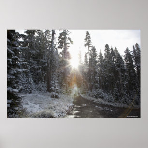 Snowy-Schotterweg, der in die Sonne einsteigt Poster