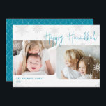 Snowy Script | 2 Foto Happy Hanukkah Holiday Card Feiertagskarte<br><div class="desc">Das einfache und moderne Hanukkah Kartendesign besticht durch zwei Ihrer Lieblings-Fotos mit einer Offset-Ausrichtung,  gerahmt durch fallende Schneeflocken. "Happy Hanukkah" erscheint in modernem Aqua-Blau lässige handgeschriebene Schriftzeichen,  mit Ihrem Familiennamen und dem Jahr in der unteren links Ecke. Ein einzigartiges zeitgenössisches Design in horizontaler oder landschaftlicher Anordnung für einen On-Trend-Urlaub.</div>
