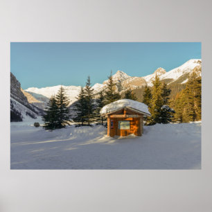 Snowy Serenity: Lake Louise und der majestätische  Poster