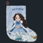 Snowy Winter Black Haired Princess Kleiner Weihnachtsstrumpf<br><div class="desc">Dieser bezaubernde, schneebedeckte Winterprinzessin Strumpf besticht durch eine junge Prinzessin mit schwarzem Haar, die einen blauen und weißen Schneeflockenmantel und einen mit warmen Fellen gesäumten Kap trägt. Die Prinzessin ist von Poinsettien umgeben. Sie können mit dem Namen Ihrer Prinzessin personalisieren!</div>
