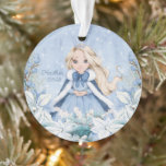 Snowy Winter Blonde Princess Ornament<br><div class="desc">Dieses bezaubernde Winterschneedekor der Prinzessin besticht durch eine schöne junge Prinzessin mit blonden Haaren,  die einen blauen und weißen Schneeflocken tragen,  und einen mit warmen Pelzen gesäumten Kap. Die Prinzessin ist von Poinsettien umgeben. Sie können mit dem besonderen Namen der Prinzessin und dem Jahr personalisieren!</div>