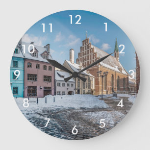Snowy winter city centre in Riga, Lettland Große Wanduhr